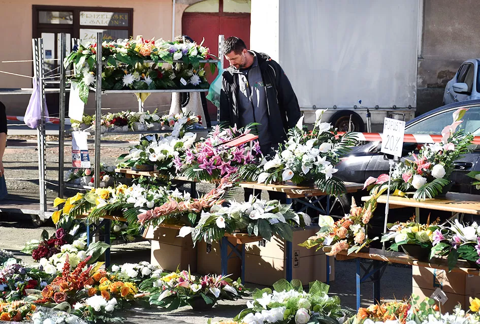 /FOTOGALERIJA/ Požega se priprema za blagdan Svih svetih: Cvijeće i aranžmani neizostavni dio u toj prigodi 