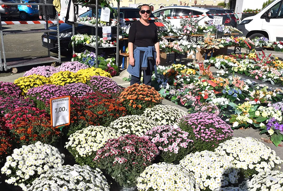 /FOTOGALERIJA/ Požega se priprema za blagdan Svih svetih: Cvijeće i aranžmani neizostavni dio u toj prigodi 