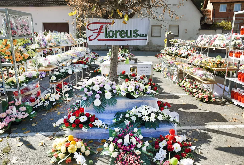 /FOTOGALERIJA/ Požega se priprema za blagdan Svih svetih: Cvijeće i aranžmani neizostavni dio u toj prigodi 