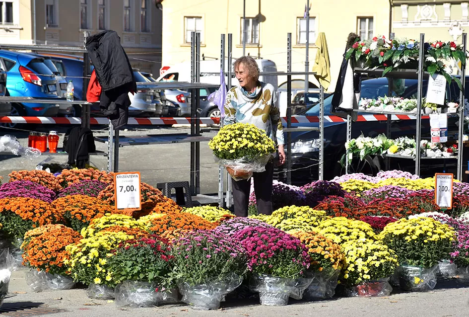 /FOTOGALERIJA/ Požega se priprema za blagdan Svih svetih: Cvijeće i aranžmani neizostavni dio u toj prigodi 