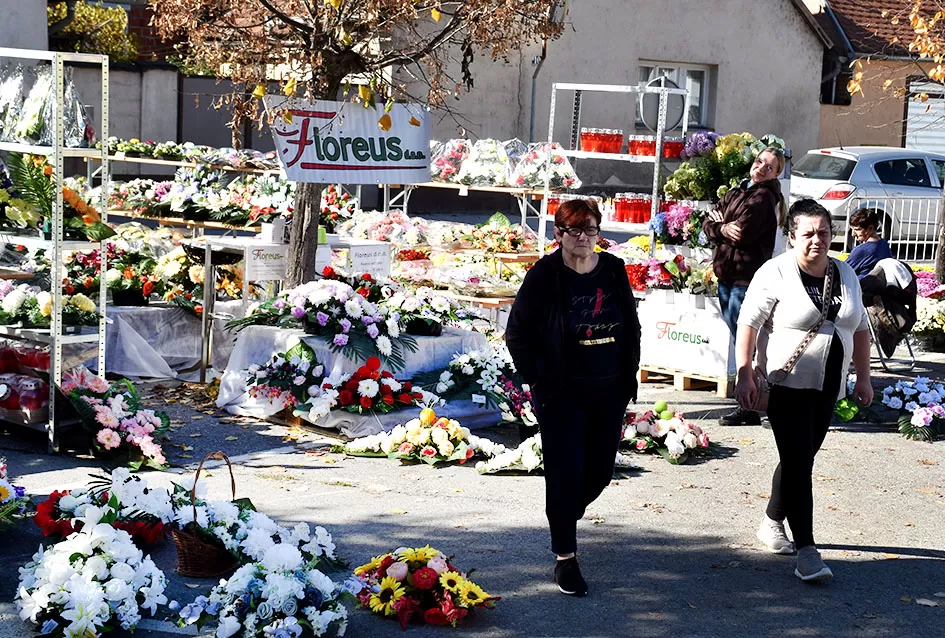 /FOTOGALERIJA/ Požega se priprema za blagdan Svih svetih: Cvijeće i aranžmani neizostavni dio u toj prigodi 