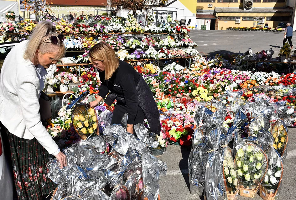 /FOTOGALERIJA/ Požega se priprema za blagdan Svih svetih: Cvijeće i aranžmani neizostavni dio u toj prigodi 