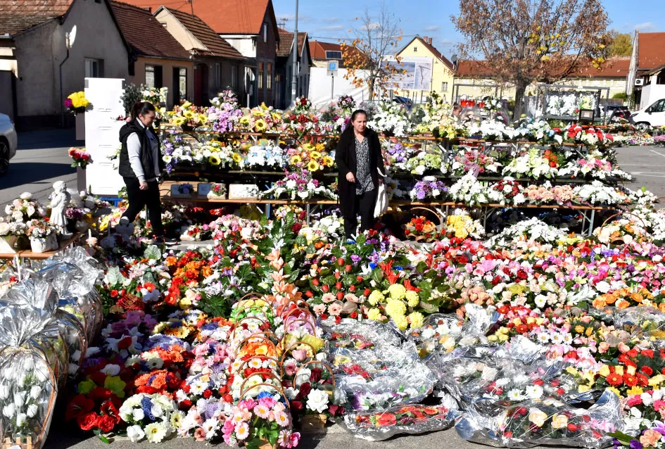 /FOTOGALERIJA/ Požega se priprema za blagdan Svih svetih: Cvijeće i aranžmani neizostavni dio u toj prigodi 