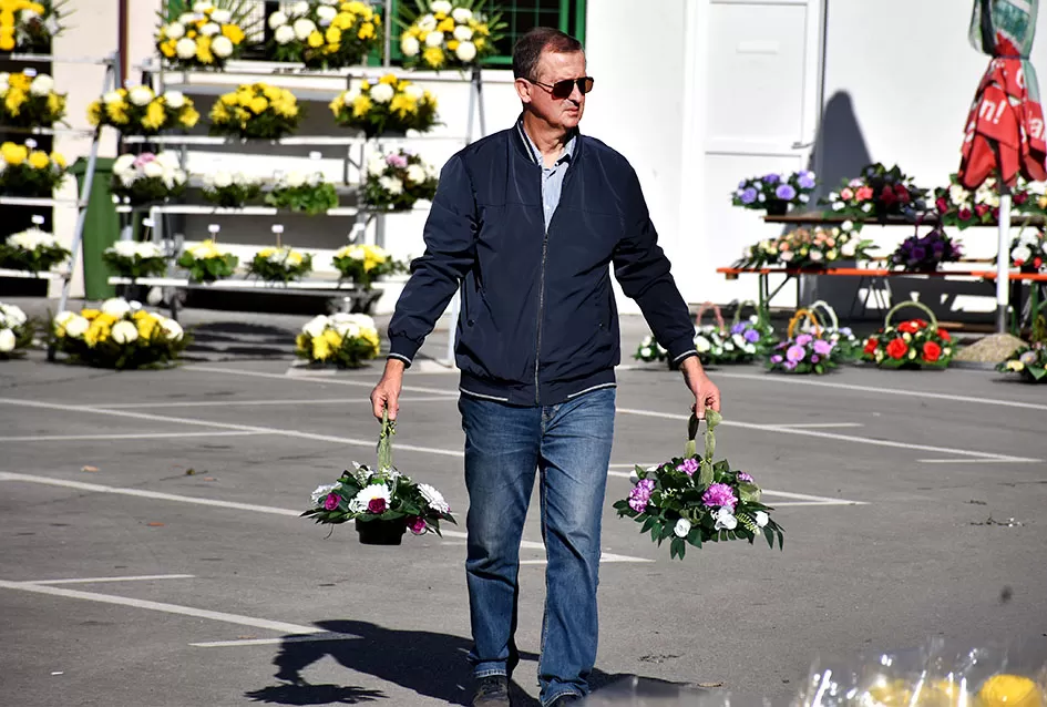/FOTOGALERIJA/ Požega se priprema za blagdan Svih svetih: Cvijeće i aranžmani neizostavni dio u toj prigodi 