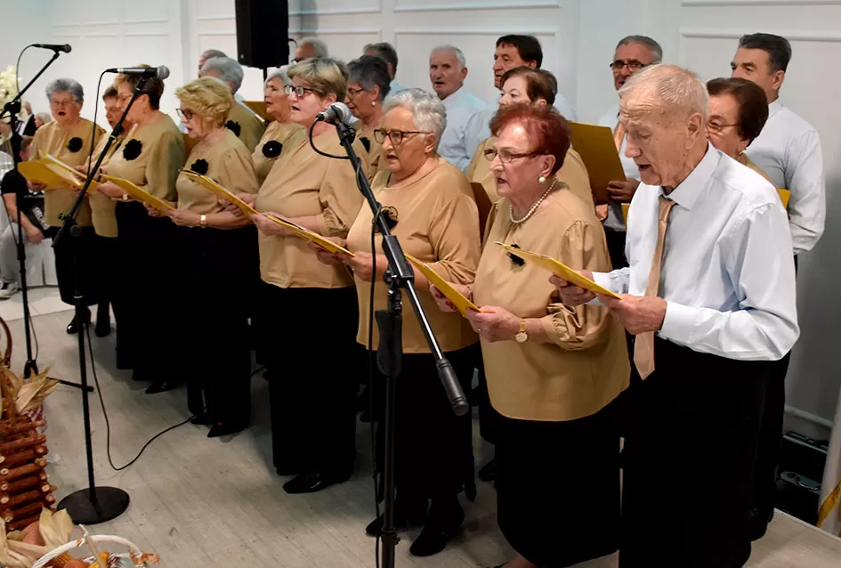 Požega.eu | UMIROVLJENICI PJEVALI: Muzem krave ne zovi me diko upast će mi mobitel u mliko!