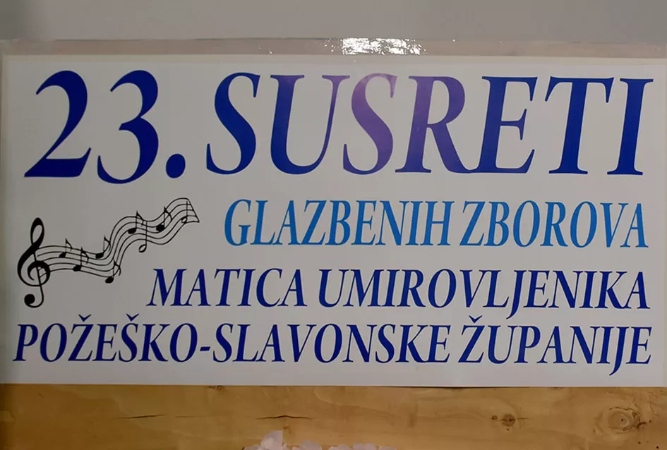 UMIROVLJENICI PJEVALI: Muzem krave ne zovi me diko upast će mi mobitel u mliko!