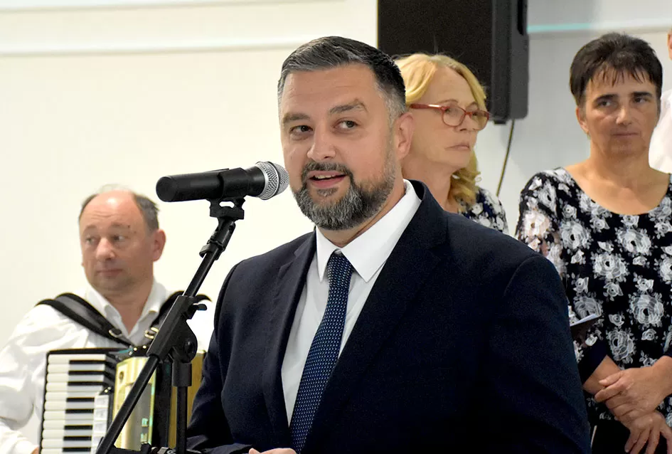 UMIROVLJENICI PJEVALI: Muzem krave ne zovi me diko upast će mi mobitel u mliko!