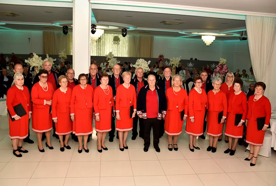 UMIROVLJENICI PJEVALI: Muzem krave ne zovi me diko upast će mi mobitel u mliko!