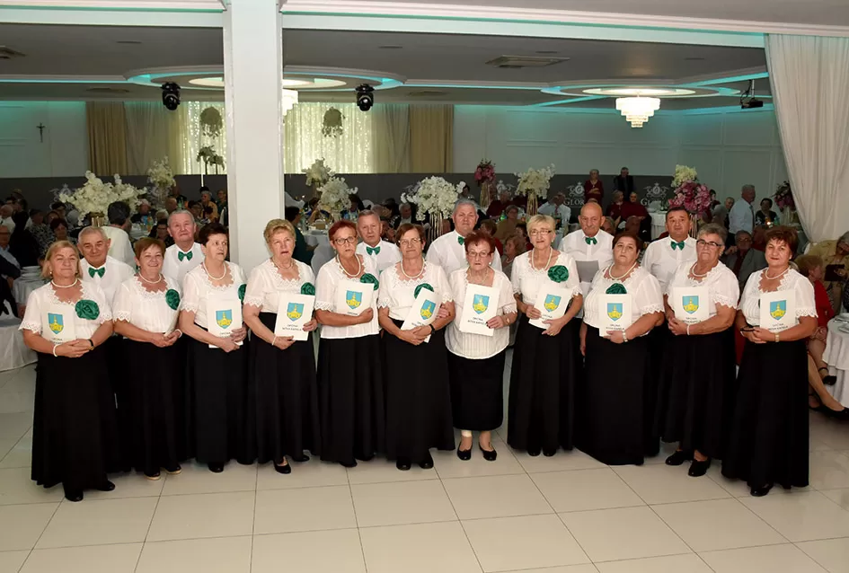 UMIROVLJENICI PJEVALI: Muzem krave ne zovi me diko upast će mi mobitel u mliko!