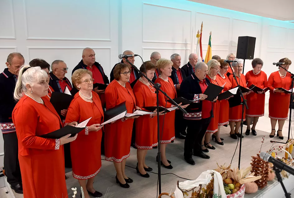 UMIROVLJENICI PJEVALI: Muzem krave ne zovi me diko upast će mi mobitel u mliko!