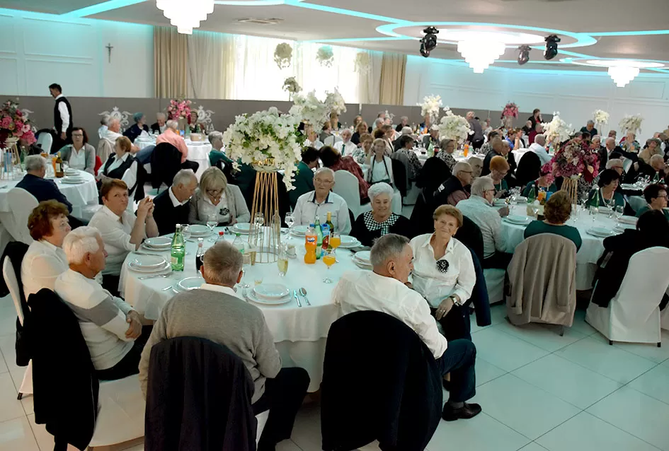 UMIROVLJENICI PJEVALI: Muzem krave ne zovi me diko upast će mi mobitel u mliko!