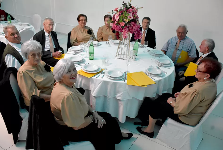 UMIROVLJENICI PJEVALI: Muzem krave ne zovi me diko upast će mi mobitel u mliko!