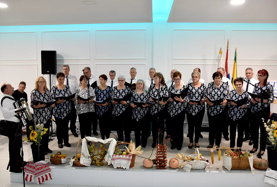 UMIROVLJENICI PJEVALI: Muzem krave ne zovi me diko upast će mi mobitel u mliko!