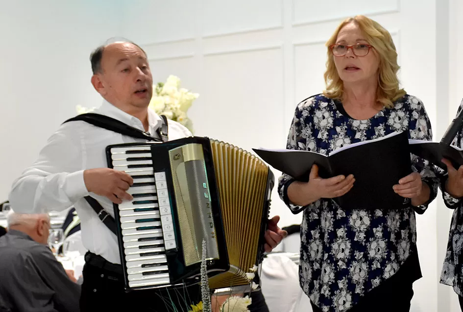 UMIROVLJENICI PJEVALI: Muzem krave ne zovi me diko upast će mi mobitel u mliko!