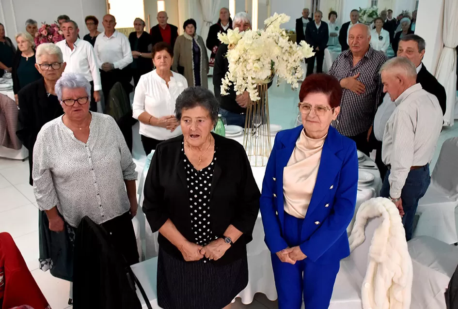 UMIROVLJENICI PJEVALI: Muzem krave ne zovi me diko upast će mi mobitel u mliko!