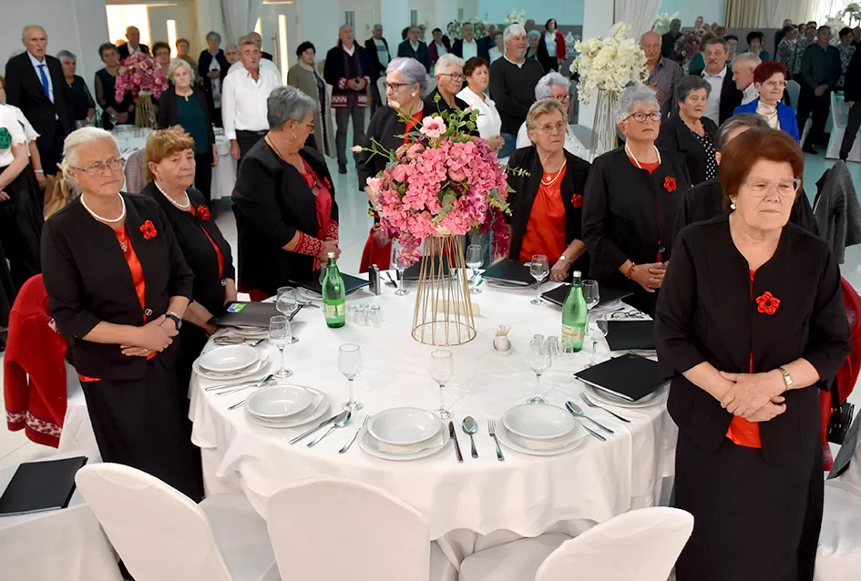 UMIROVLJENICI PJEVALI: Muzem krave ne zovi me diko upast će mi mobitel u mliko!