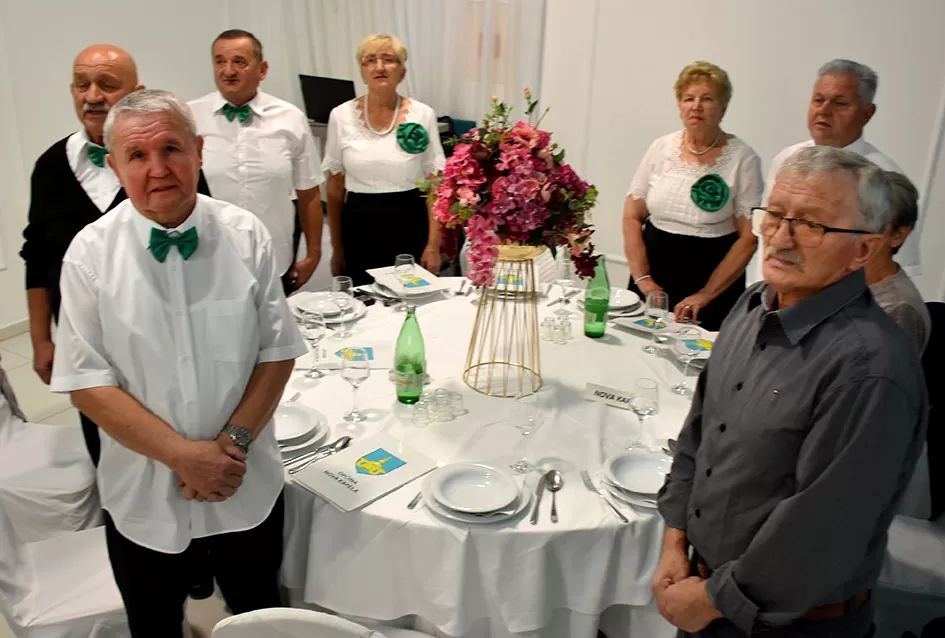 UMIROVLJENICI PJEVALI: Muzem krave ne zovi me diko upast će mi mobitel u mliko!