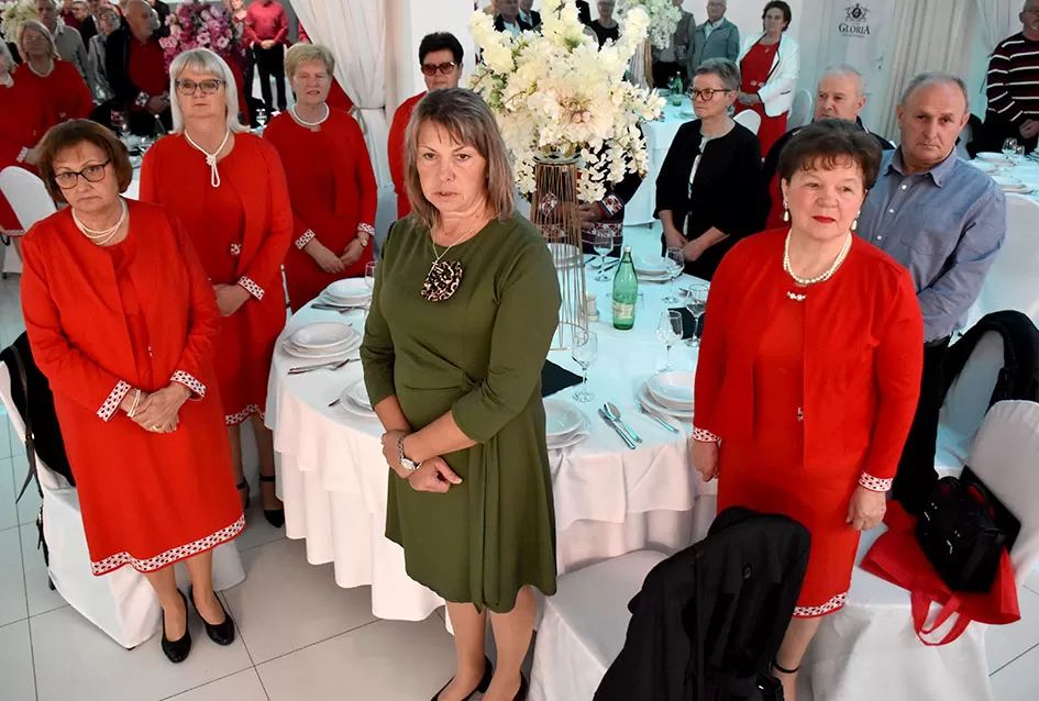 UMIROVLJENICI PJEVALI: Muzem krave ne zovi me diko upast će mi mobitel u mliko!