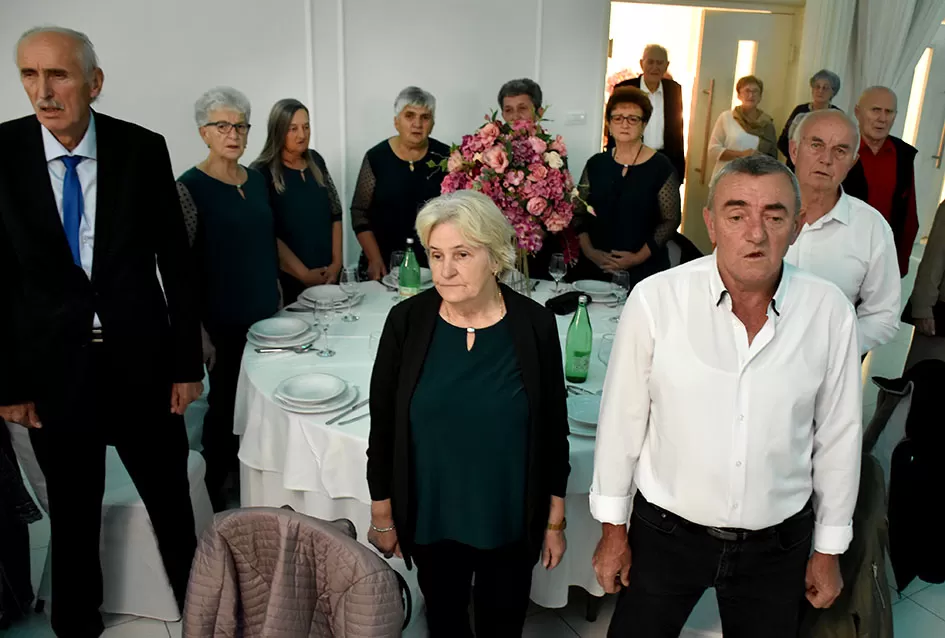 UMIROVLJENICI PJEVALI: Muzem krave ne zovi me diko upast će mi mobitel u mliko!