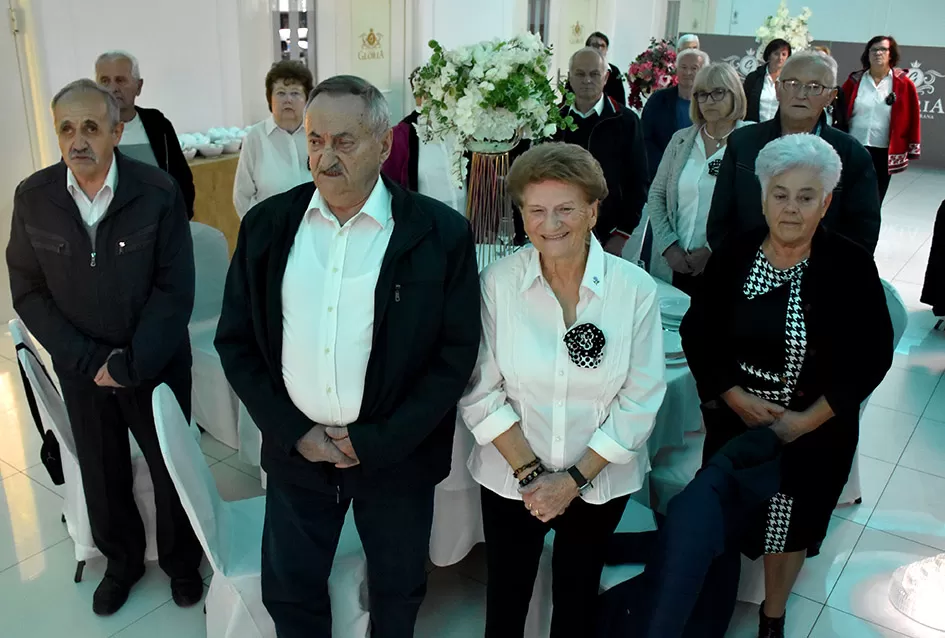 UMIROVLJENICI PJEVALI: Muzem krave ne zovi me diko upast će mi mobitel u mliko!