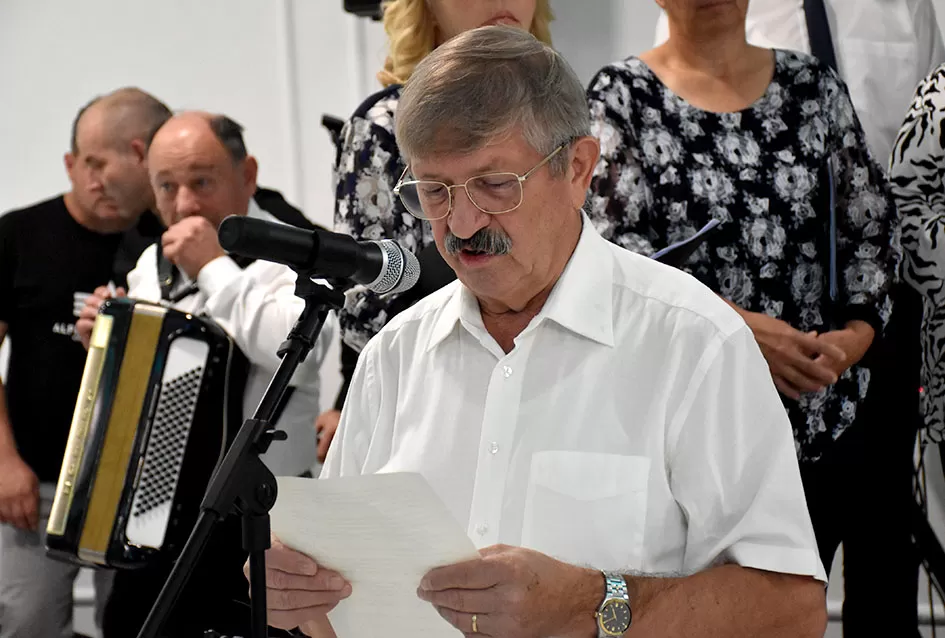 UMIROVLJENICI PJEVALI: Muzem krave ne zovi me diko upast će mi mobitel u mliko!