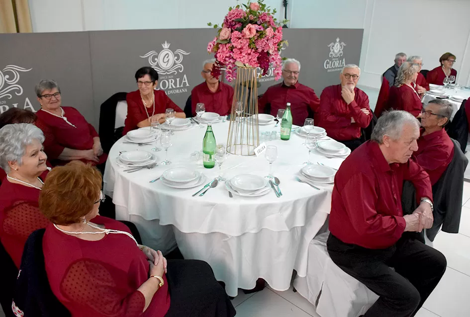 UMIROVLJENICI PJEVALI: Muzem krave ne zovi me diko upast će mi mobitel u mliko!