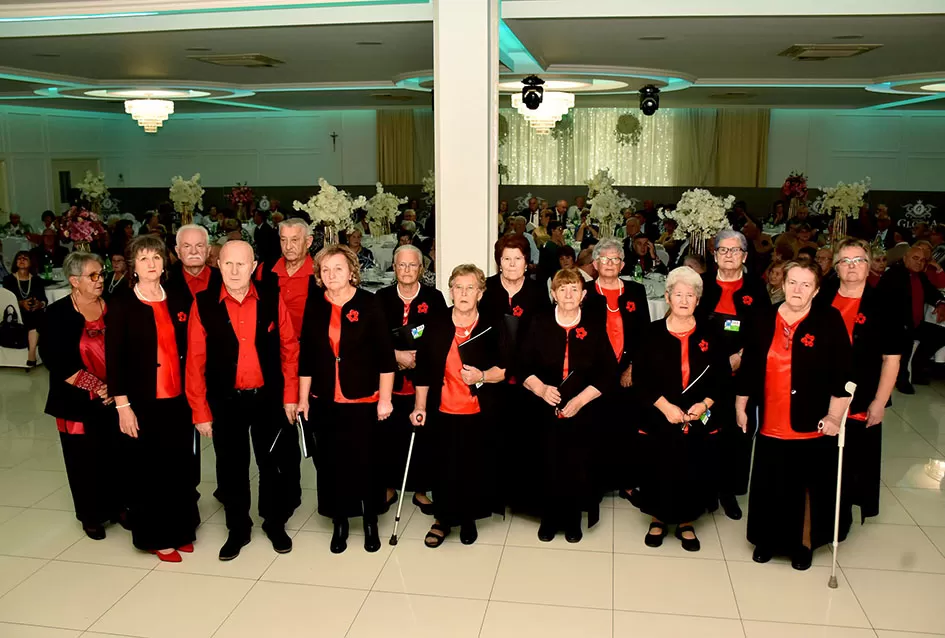 UMIROVLJENICI PJEVALI: Muzem krave ne zovi me diko upast će mi mobitel u mliko!