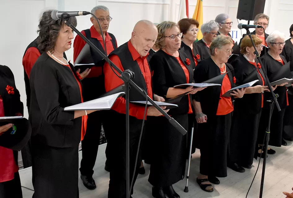 UMIROVLJENICI PJEVALI: Muzem krave ne zovi me diko upast će mi mobitel u mliko!