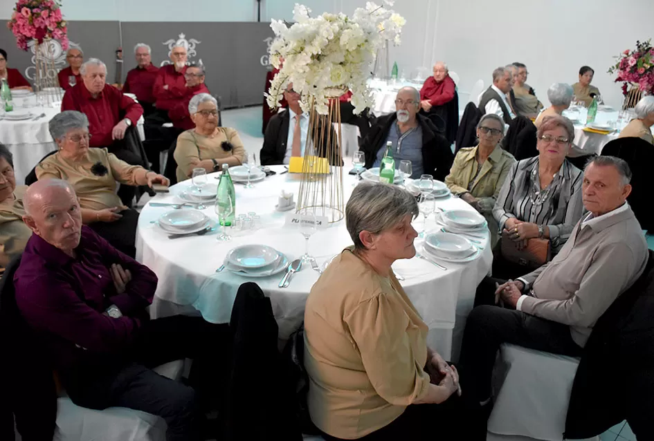 UMIROVLJENICI PJEVALI: Muzem krave ne zovi me diko upast će mi mobitel u mliko!