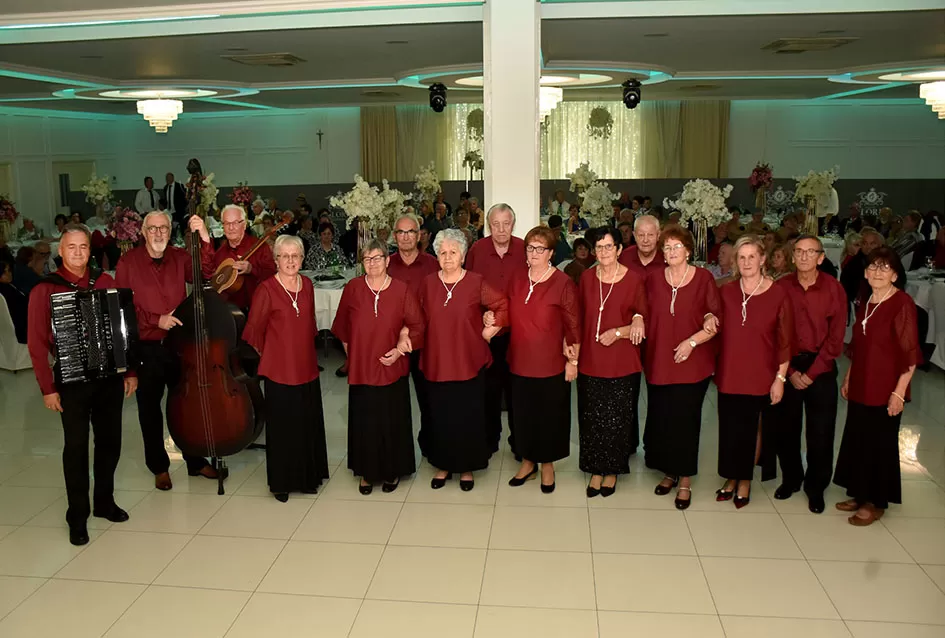 UMIROVLJENICI PJEVALI: Muzem krave ne zovi me diko upast će mi mobitel u mliko!