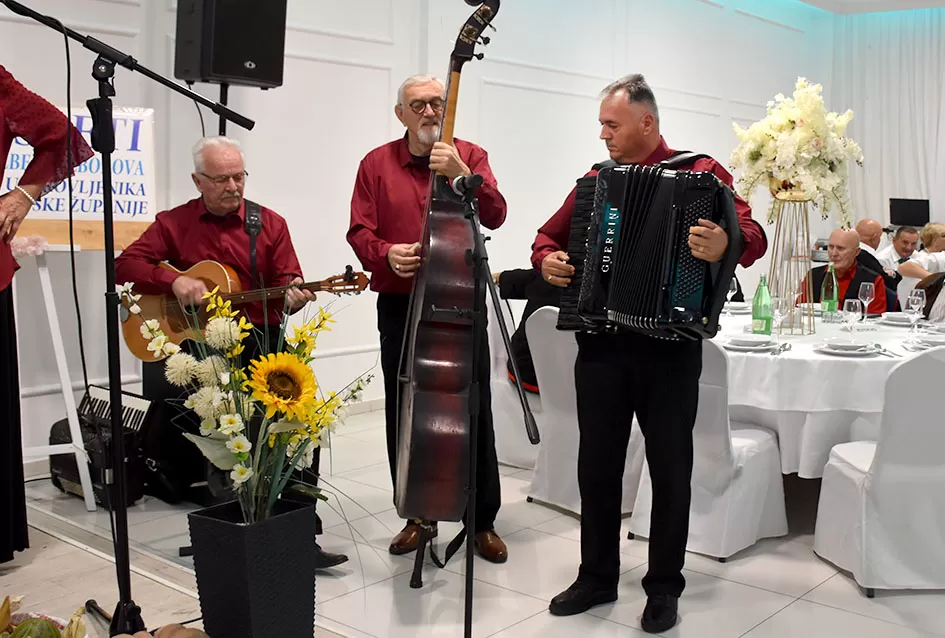 UMIROVLJENICI PJEVALI: Muzem krave ne zovi me diko upast će mi mobitel u mliko!