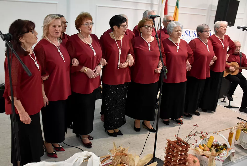 UMIROVLJENICI PJEVALI: Muzem krave ne zovi me diko upast će mi mobitel u mliko!