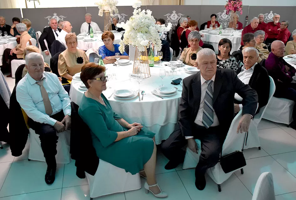 UMIROVLJENICI PJEVALI: Muzem krave ne zovi me diko upast će mi mobitel u mliko!