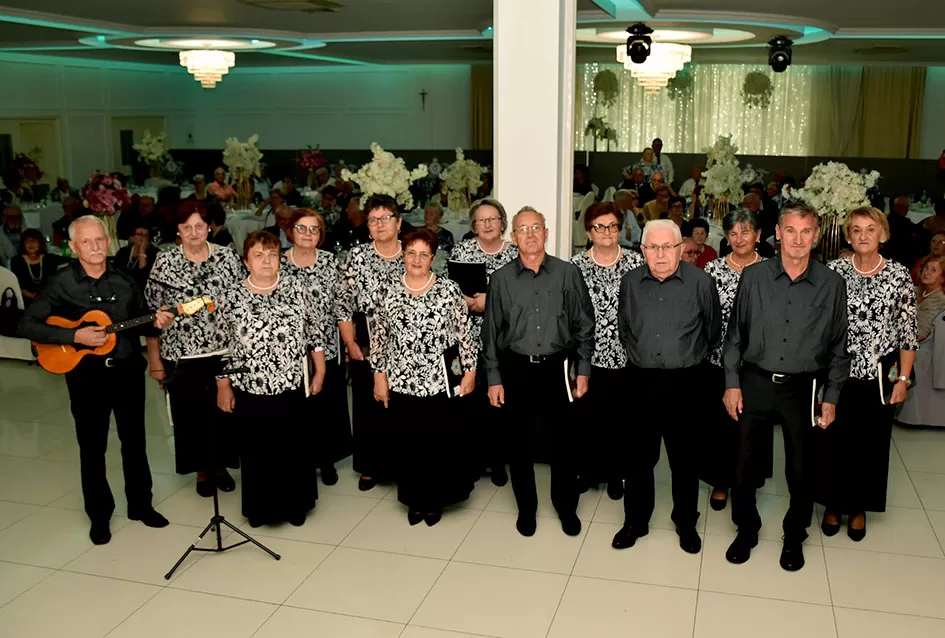 UMIROVLJENICI PJEVALI: Muzem krave ne zovi me diko upast će mi mobitel u mliko!