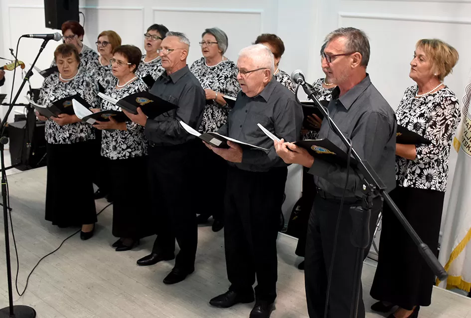 UMIROVLJENICI PJEVALI: Muzem krave ne zovi me diko upast će mi mobitel u mliko!