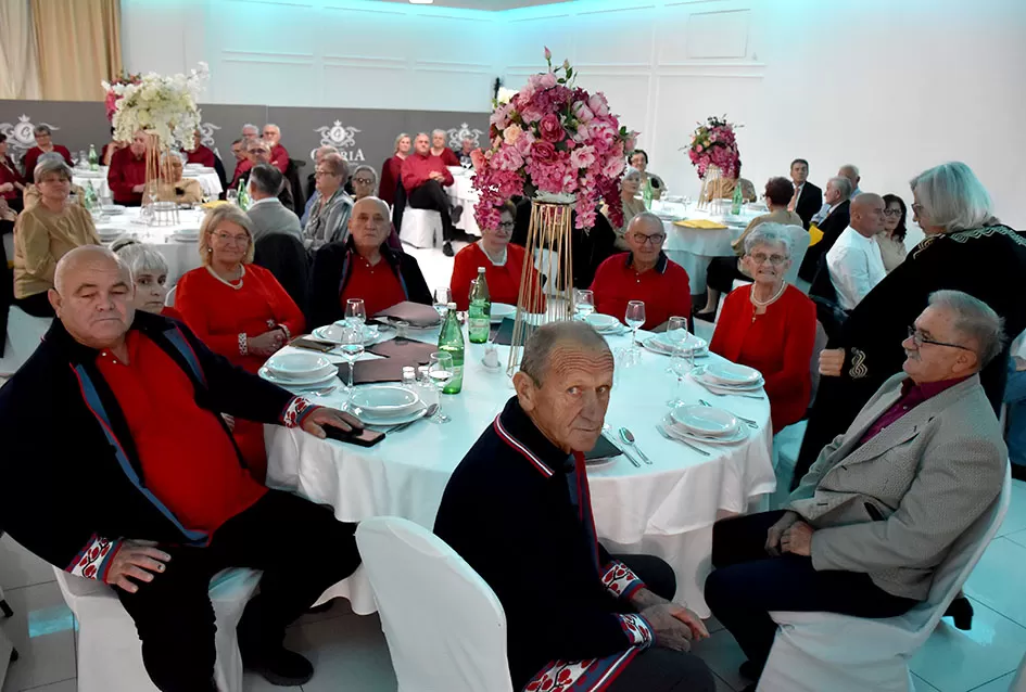 UMIROVLJENICI PJEVALI: Muzem krave ne zovi me diko upast će mi mobitel u mliko!