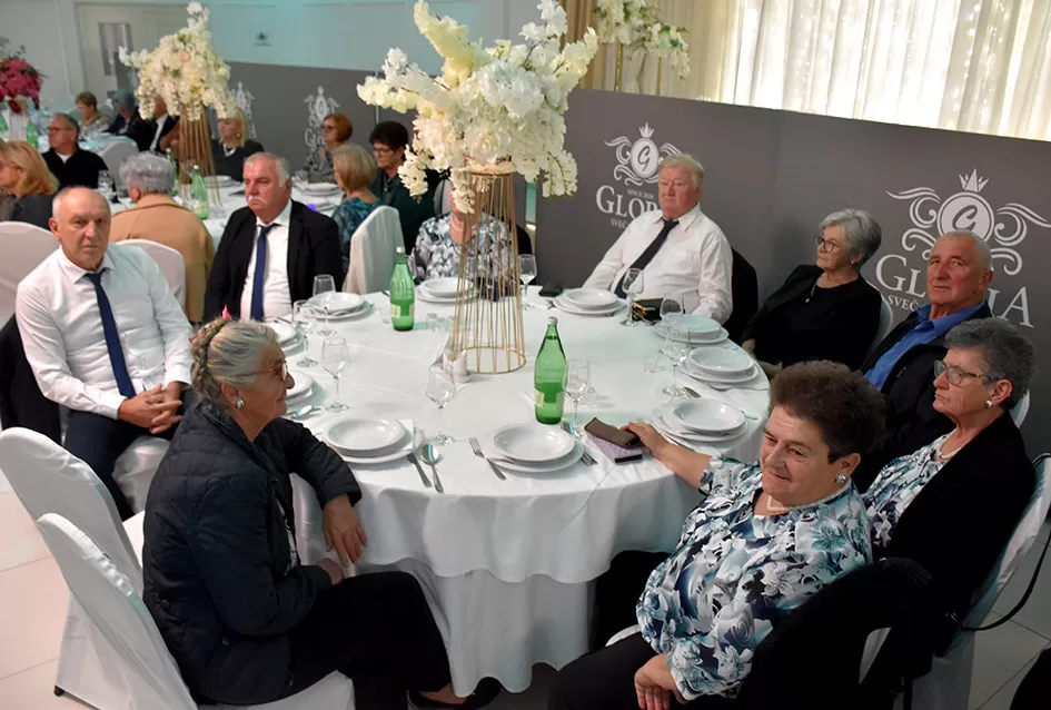 UMIROVLJENICI PJEVALI: Muzem krave ne zovi me diko upast će mi mobitel u mliko!