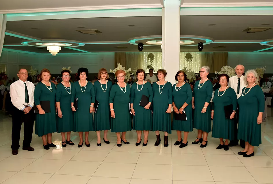 UMIROVLJENICI PJEVALI: Muzem krave ne zovi me diko upast će mi mobitel u mliko!