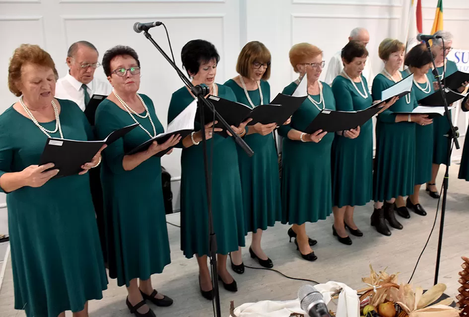 UMIROVLJENICI PJEVALI: Muzem krave ne zovi me diko upast će mi mobitel u mliko!