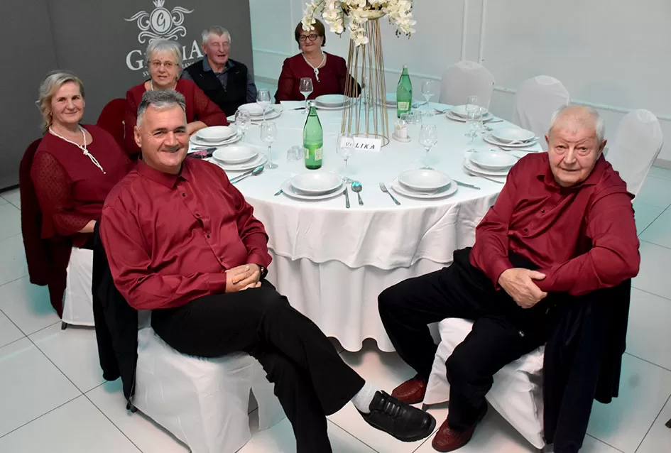 UMIROVLJENICI PJEVALI: Muzem krave ne zovi me diko upast će mi mobitel u mliko!