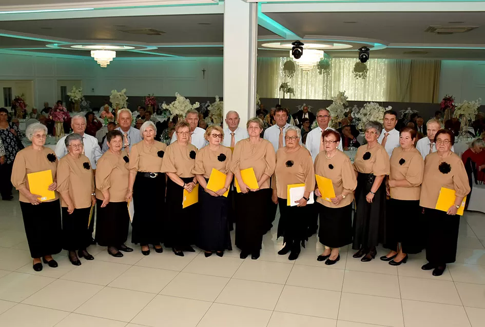 UMIROVLJENICI PJEVALI: Muzem krave ne zovi me diko upast će mi mobitel u mliko!