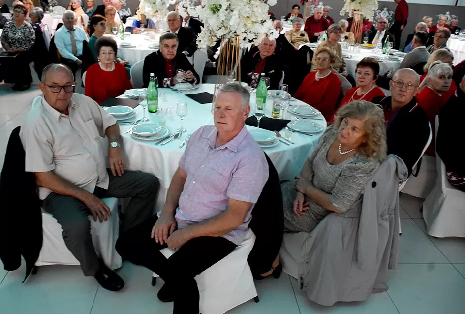 UMIROVLJENICI PJEVALI: Muzem krave ne zovi me diko upast će mi mobitel u mliko!