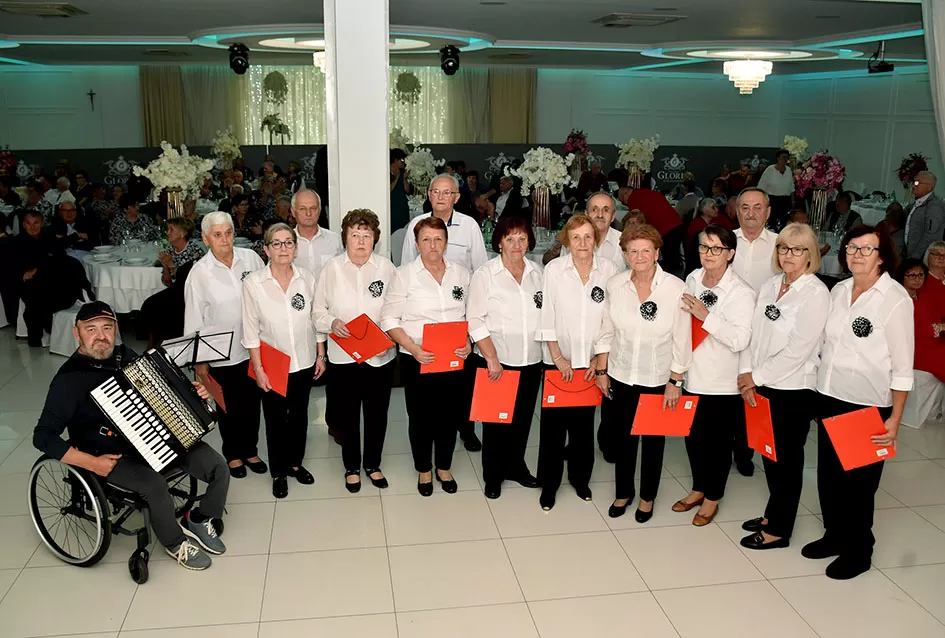 UMIROVLJENICI PJEVALI: Muzem krave ne zovi me diko upast će mi mobitel u mliko!