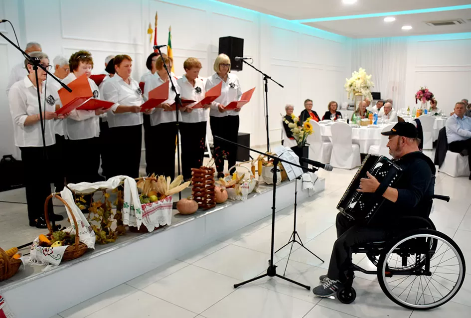 UMIROVLJENICI PJEVALI: Muzem krave ne zovi me diko upast će mi mobitel u mliko!