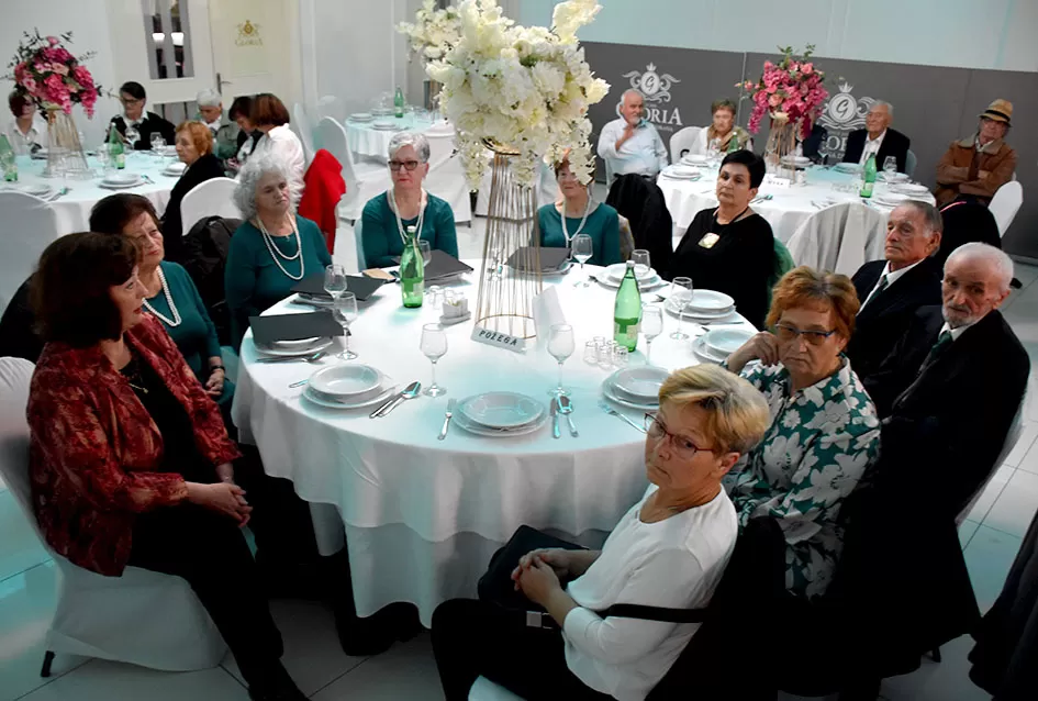 UMIROVLJENICI PJEVALI: Muzem krave ne zovi me diko upast će mi mobitel u mliko!