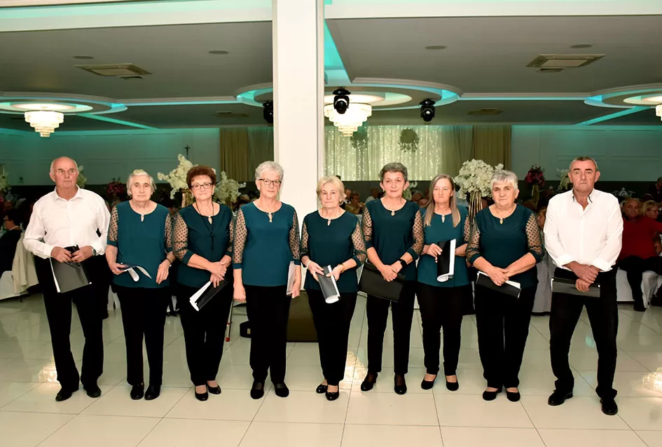 UMIROVLJENICI PJEVALI: Muzem krave ne zovi me diko upast će mi mobitel u mliko!