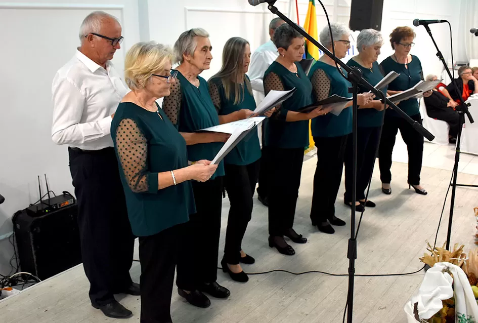 UMIROVLJENICI PJEVALI: Muzem krave ne zovi me diko upast će mi mobitel u mliko!