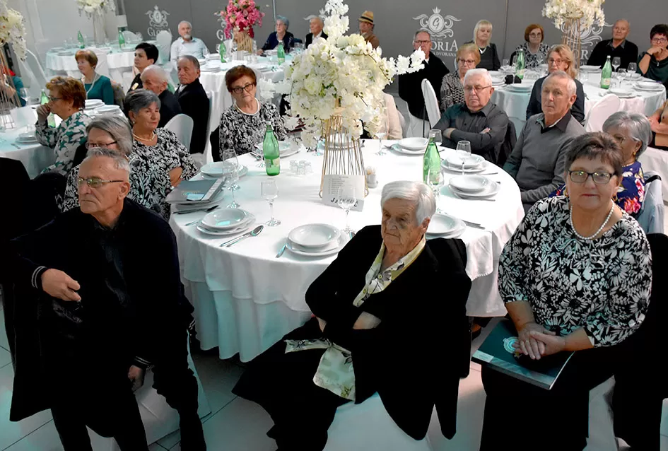 UMIROVLJENICI PJEVALI: Muzem krave ne zovi me diko upast će mi mobitel u mliko!