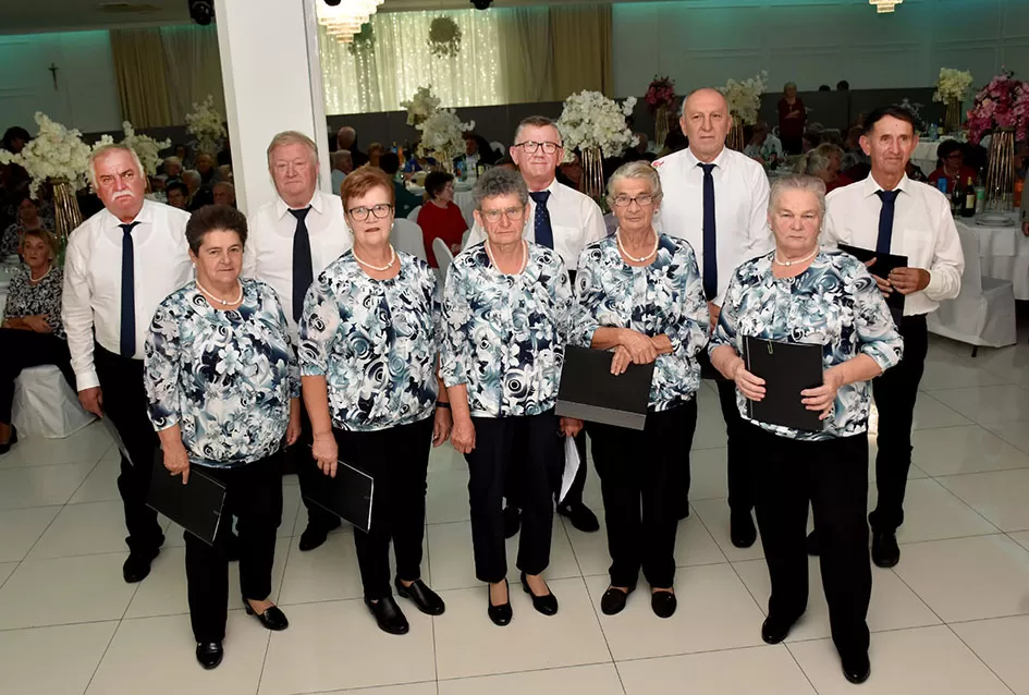 UMIROVLJENICI PJEVALI: Muzem krave ne zovi me diko upast će mi mobitel u mliko!