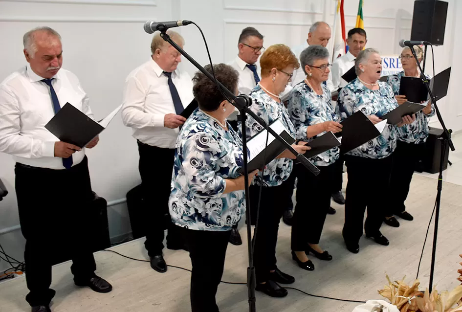 UMIROVLJENICI PJEVALI: Muzem krave ne zovi me diko upast će mi mobitel u mliko!